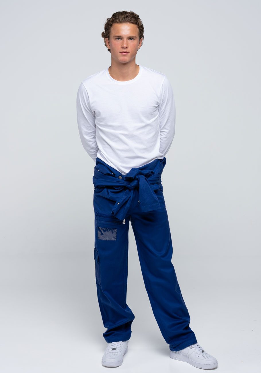 Modell 175 cm. Størrelse M blå.